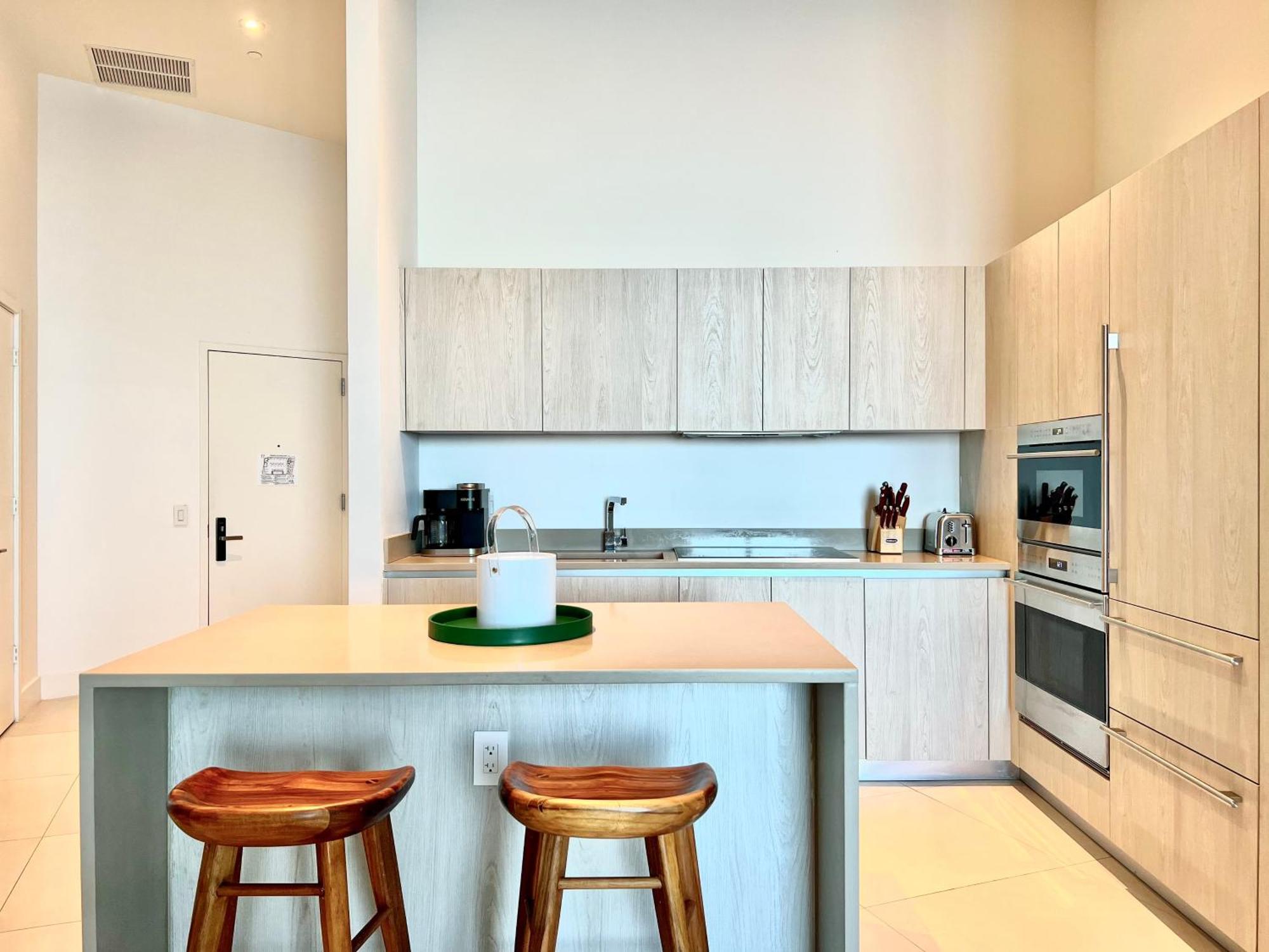 Direct Oceanfront - Hyde Apartment